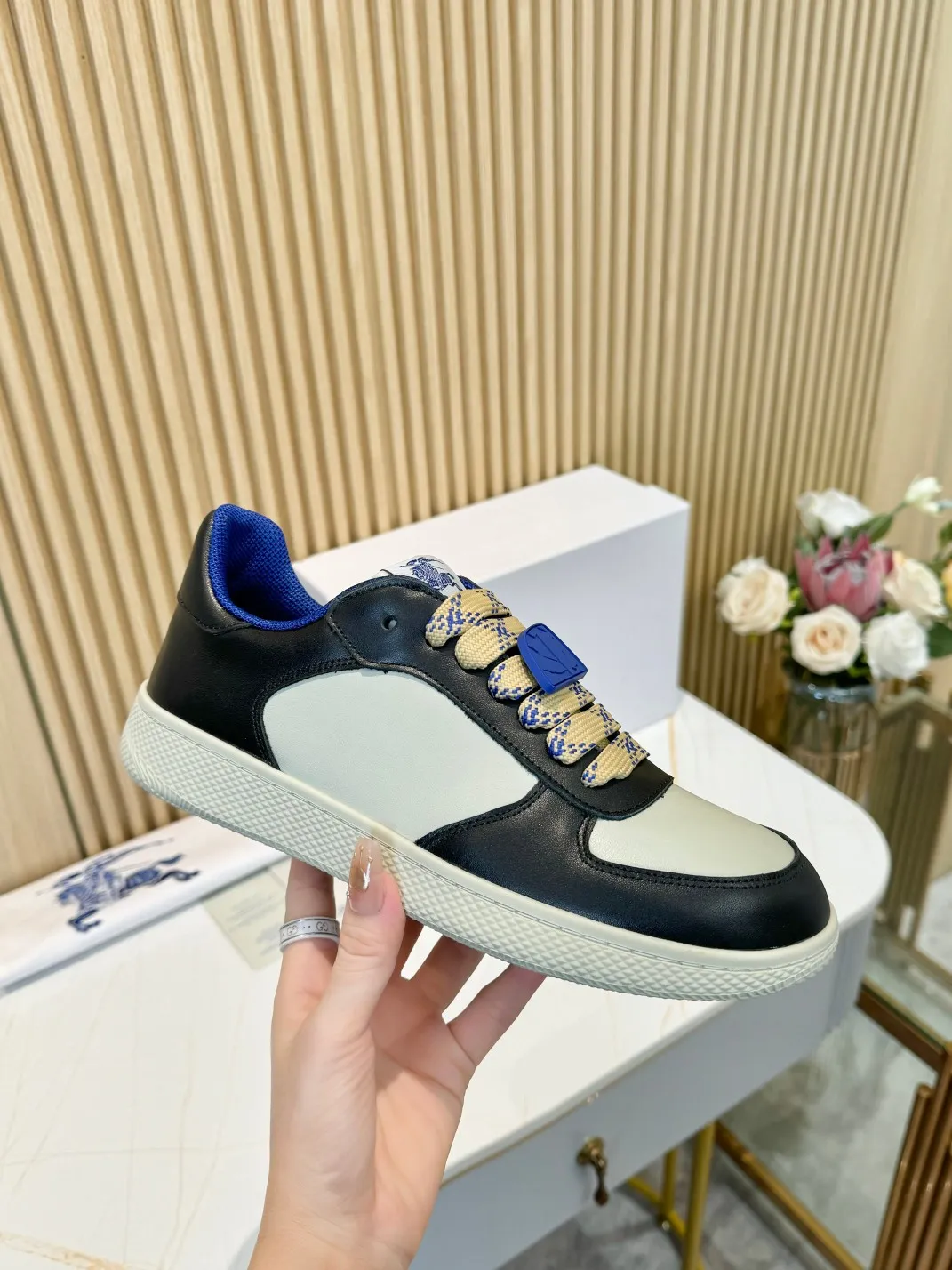 Men's men's shoes 💰560 Burberry's 2024 hot model is released. After three years, the classic plaid returns. It is versatile and decorated with worsted Burberry plaid pattern. Featuring a mesh lining and checkered laces, the rubber sole features the archive Burberry monogram. From Burberry's iconic collection, these wardrobe staples are interpreted with the brand's signature style.   ✅Fabric: classic cotton + silk cowhide ✅Lining: original board lining, silk cowhide lining ✅Outsole: TPU ✅Color: black/cyan ✅Code number: 35-45 for men and women (35, 45 customized)